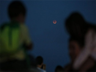 Planetário realiza noite de observação de eclipse