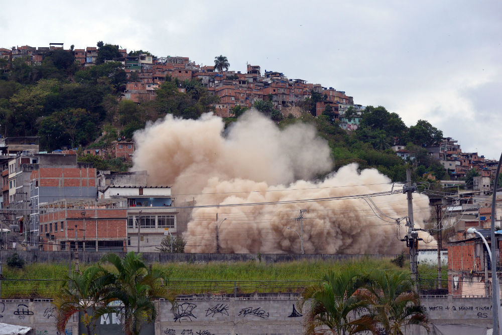 Prefeitura realiza implosão do antigo prédio do Ministério da Fazenda