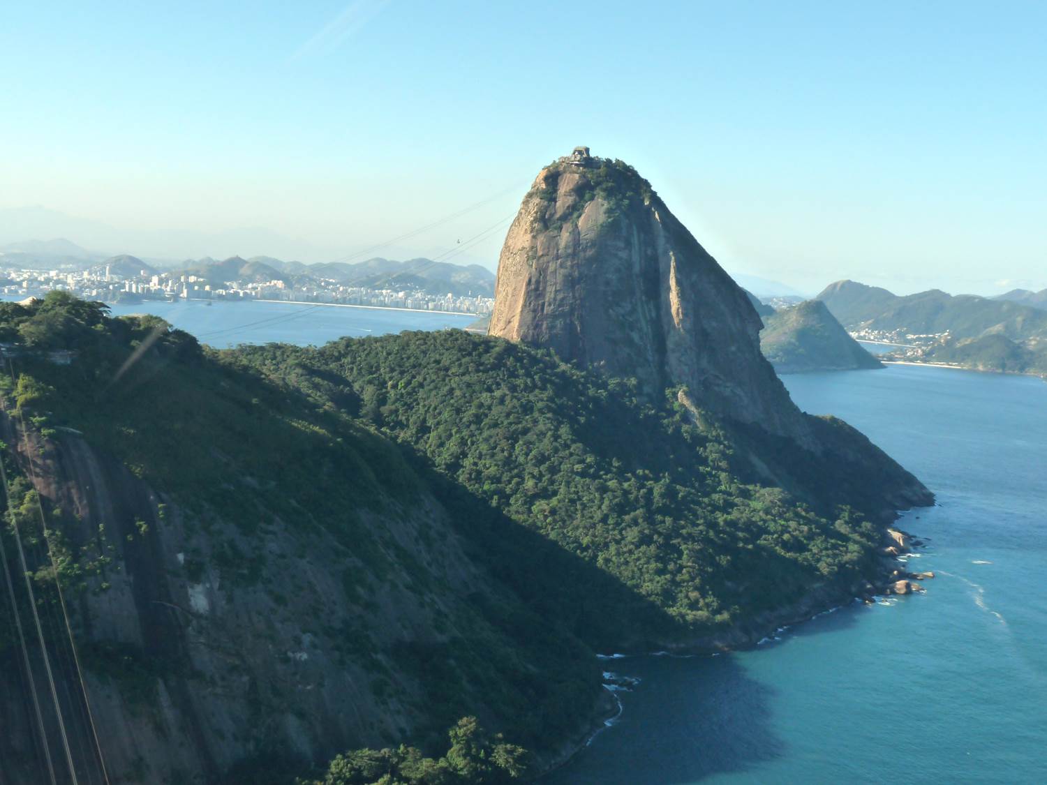 Os Morros do Pão de Açúcar e da Urca despontam na baía. Foto: Secretaria Municipal de Meio Ambiente da Cidade - SMAC
